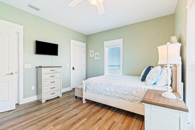 Building Photo - 8515 Surf Dr