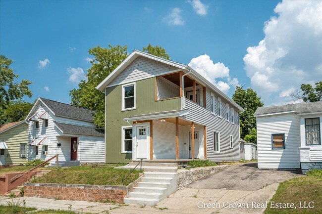 Building Photo - Like New 2BR Upper