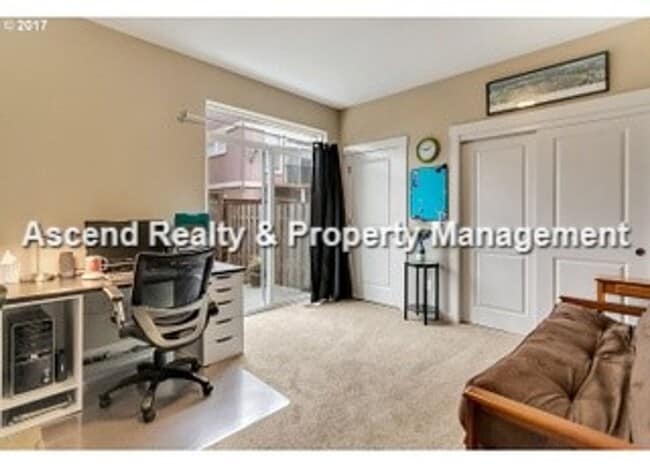 Building Photo - **Move In Special** Heart of Hillsboro HiTech 3 Bed Townhome Attached Garage 1 Small Pet w/Pet Rent