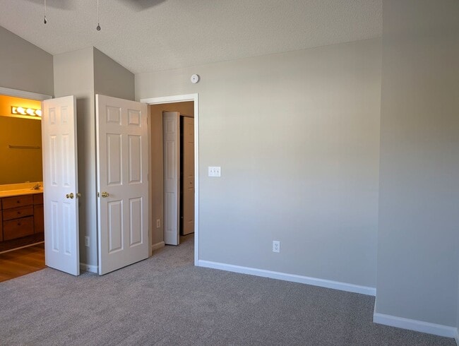 Building Photo - Pristine, 2 bed, 2.5 bath Townhome Located...