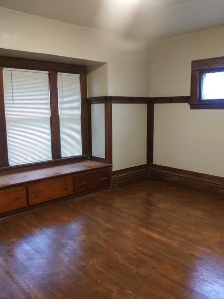 Dining Area - 1145 s freedom ave