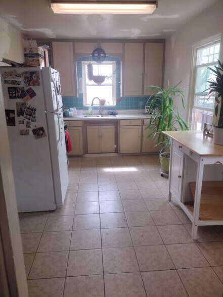 Building Photo - 1204 Coal Ave SE