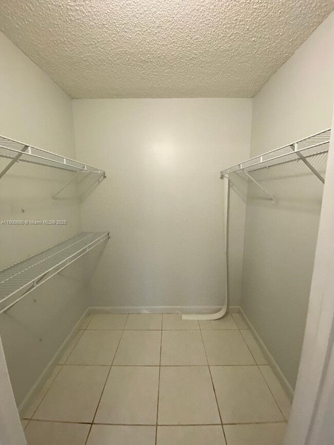Building Photo - 9999 Summerbreeze Dr