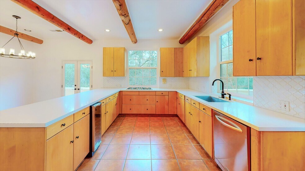 Large and bright kichen - 25648 Timpangos Dr