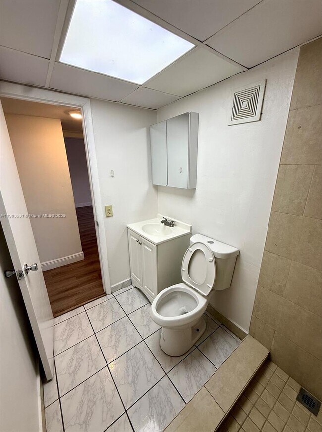 Building Photo - 2400 NW 16th St Rd