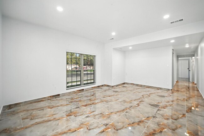 Building Photo - ***936 Elwood Duplex***