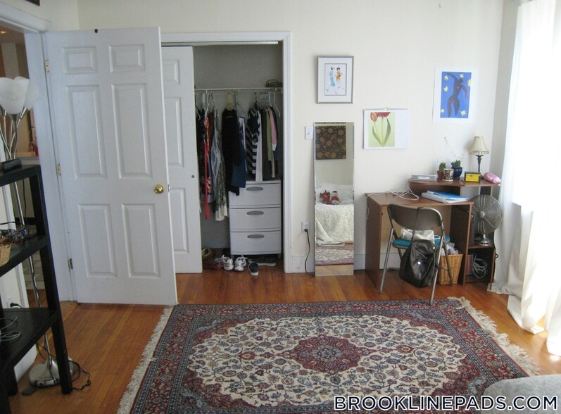 Building Photo - 322 St Paul St