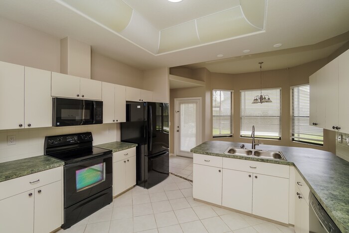 Building Photo - 6034 Beechwood Dr