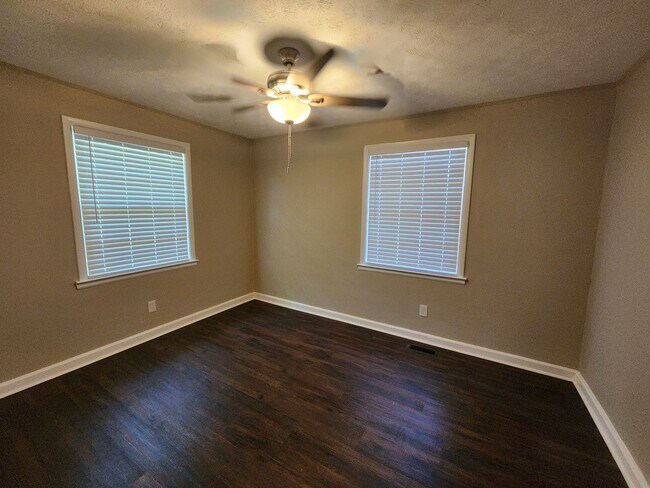 Building Photo - 3 Bedrooms 1.5 Baths Carport - Midtown