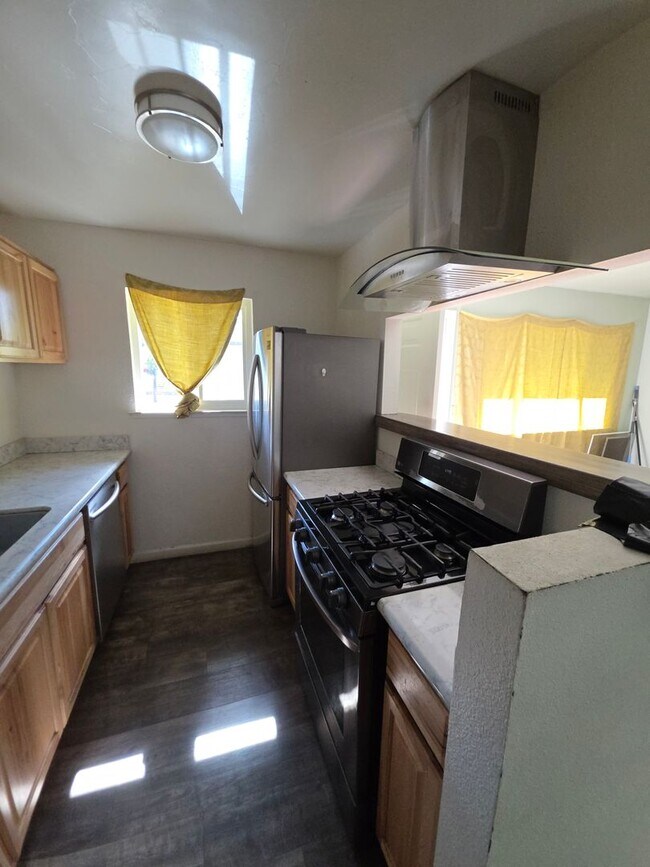 Building Photo - Welcome home to this beautifully updated 2...