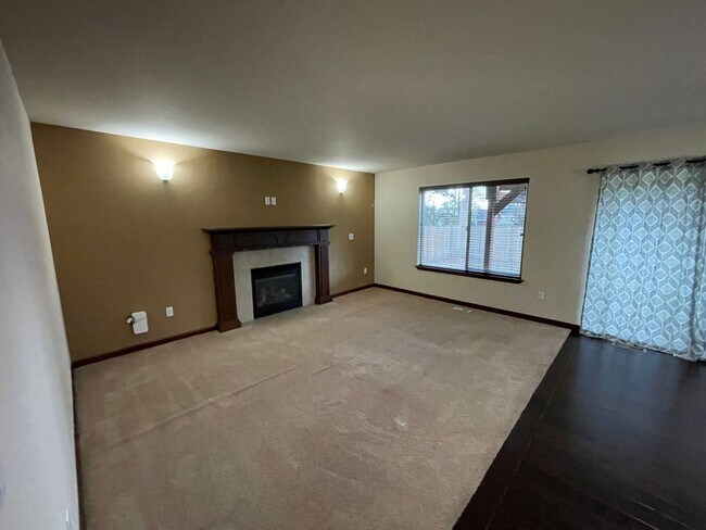 Building Photo - Gorgeous, Pet Friendly Home Close to Every...