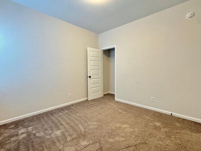 Building Photo - AVAILABLE NOW! (Pet Friendly)