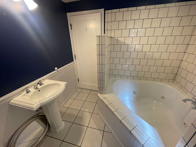 Building Photo - Stunning 3 bedroom/ 2 bath Victorian 2 sto...