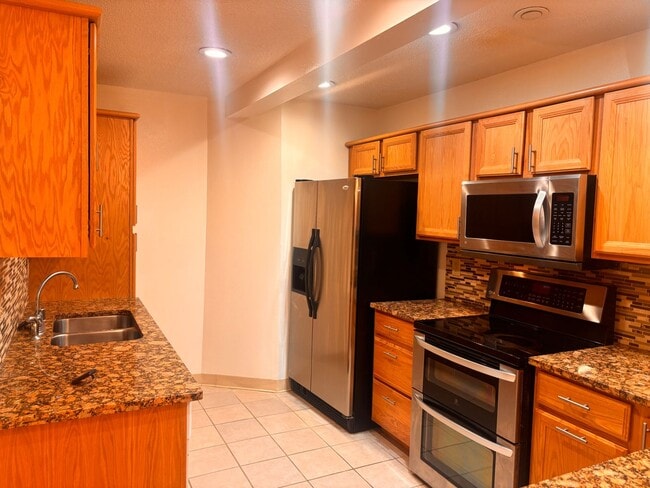 Primary Photo - Perfect 2 Bed/2 Bath Downtown Condo w/Washer and Dryer Included!