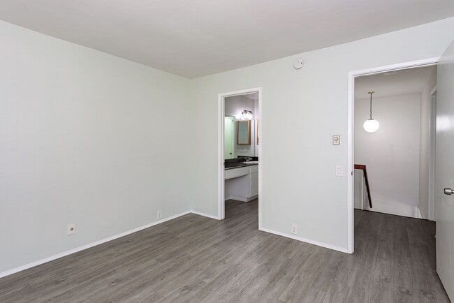 Building Photo - Amazing, Quiet University City Condo For Rent