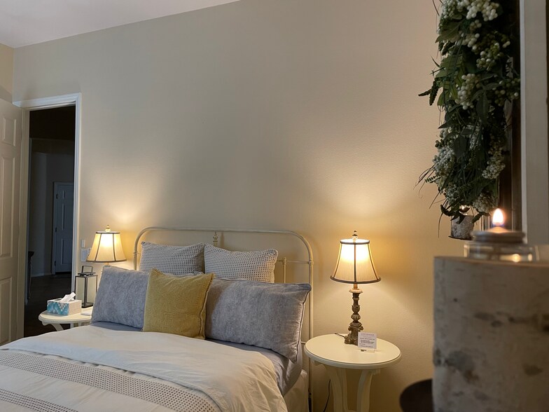 3rd Guest Bedroom, Queen Bed - 49 Vista Mirage Way