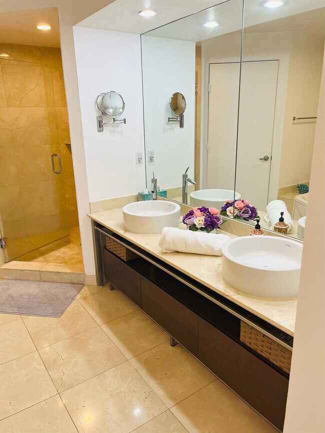 Building Photo - 16275 Collins Ave