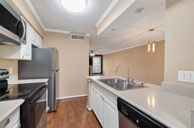 Building Photo - 10615 Briar Forest Dr