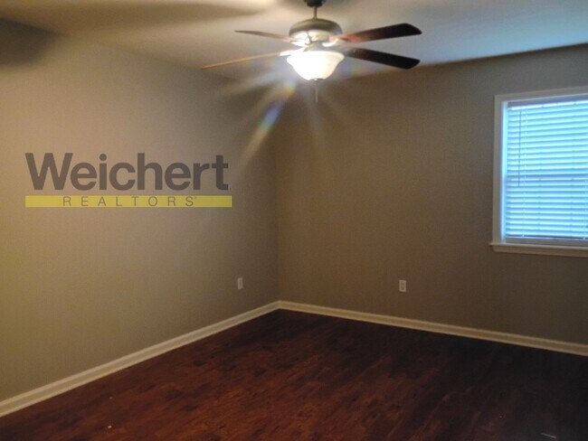 Building Photo - Comfortable 3BR/2BA with Garage & Fenced Backyard