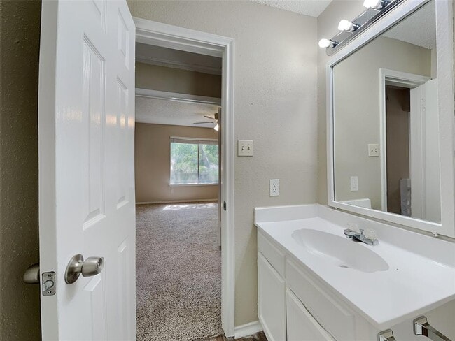 Building Photo - 8527 Woodland Willows Dr