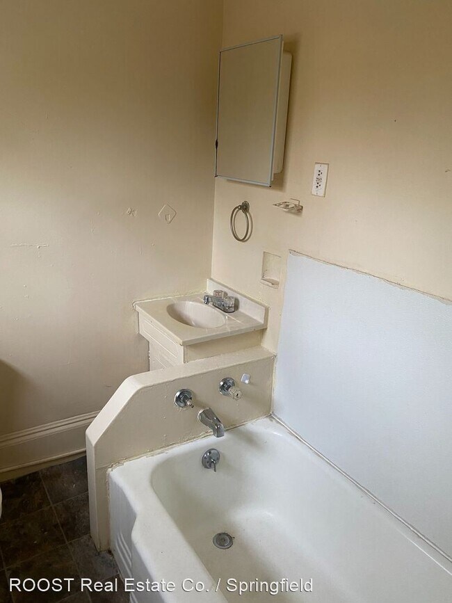 Building Photo - 1004 S Fountain Ave