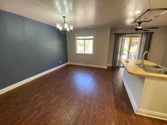 Building Photo - "Charming 3-Bed Townhouse in St. George – ...