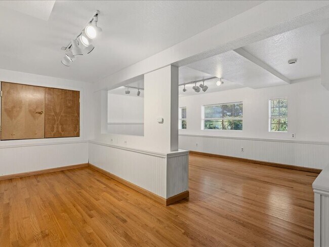 Building Photo - 930 Valley View Dr