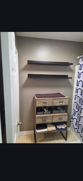 Building Photo - 4365 Lakeside Dr