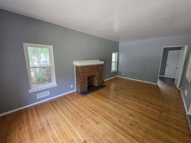Building Photo - Large Single Family House Available Now 3 to 4 Beds 1.5 Bath over 2000 SQ FT