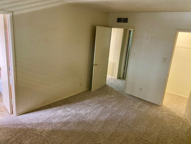 Building Photo - 2 Bedroom 2 Bathroom in Central Phoenix
