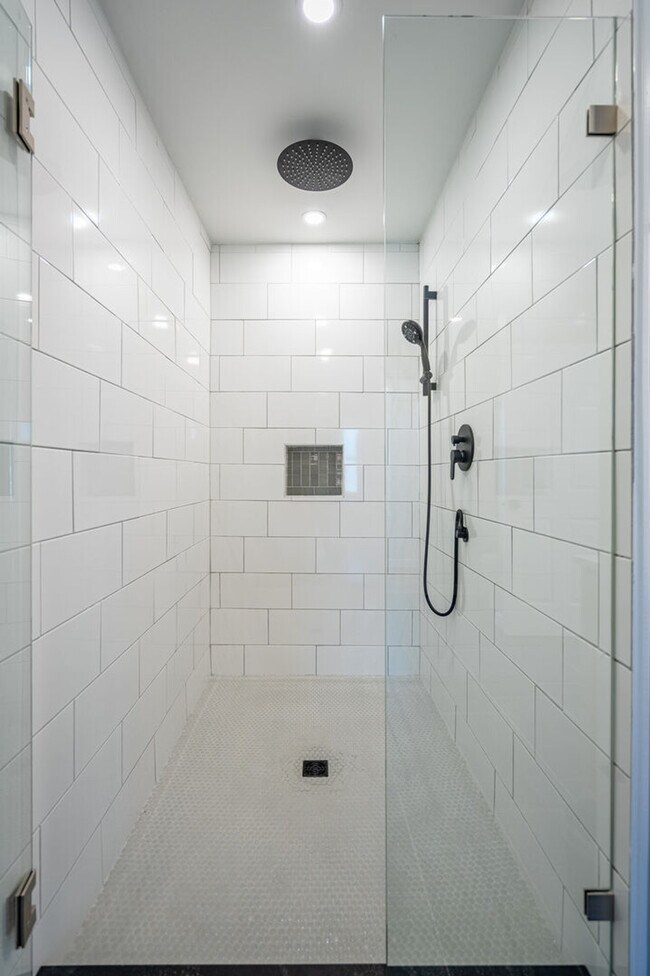 Building Photo - 18 Huntcliff Dr