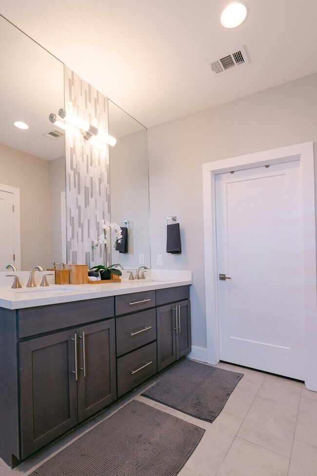 Building Photo - 203 Nogalitos St