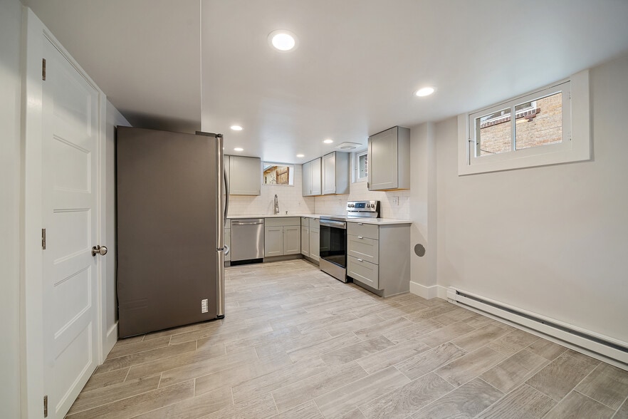 Kitchen - 4451 N Clay St