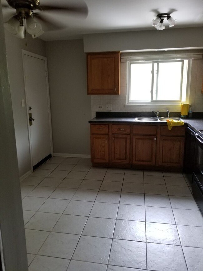 Building Photo - 2 Bedroom 1 Bath Condo in Des Plaines!