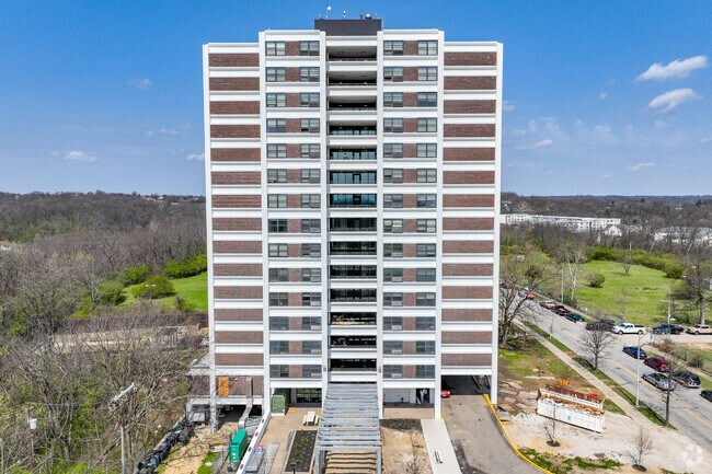 Building Photo - Marquette Manor