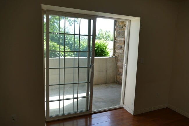 Building Photo - Beautiful Ground Floor 3-Bed 2-Bath Condo ...