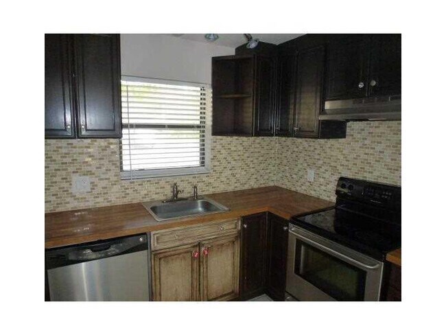 Building Photo - 21895 Lake Forest Cir