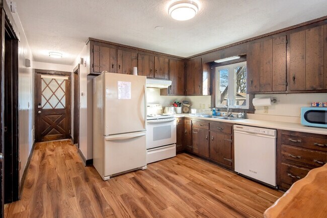 Building Photo - 2 A Cedar Dr