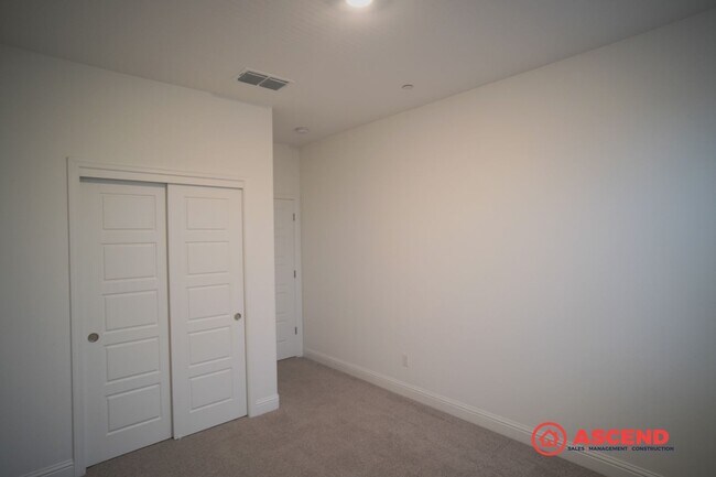 Building Photo - Luxurious 5 bedroom located in Gossamer Grove!