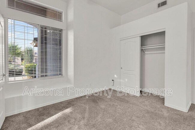 Building Photo - 1988 E Divot Dr
