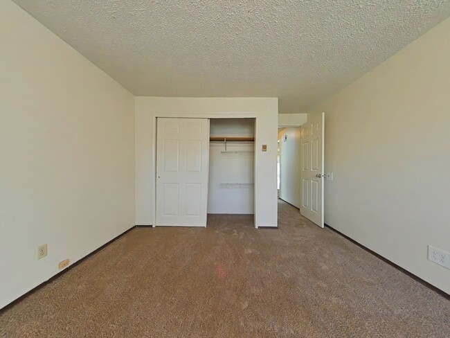 Building Photo - Duplex ~ Close to Timberhill ~ Pet Friendly