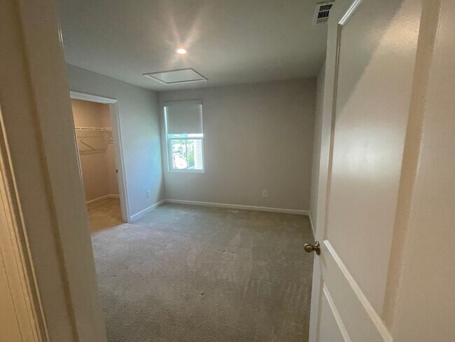 Building Photo - You’ve Got to See This Rental!