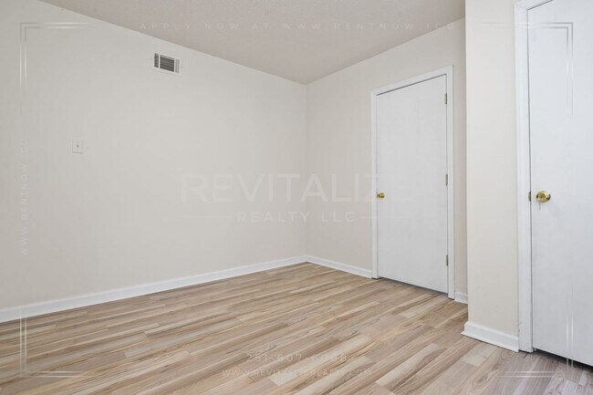 Building Photo - 2505 Robin Hood Dr
