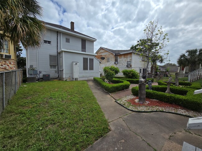 Building Photo - 916 Avenue H