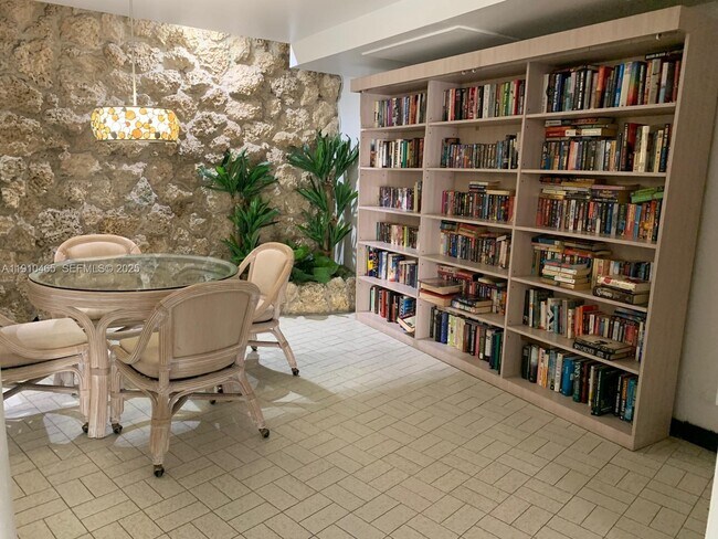 Building Photo - 710 N Ocean Blvd