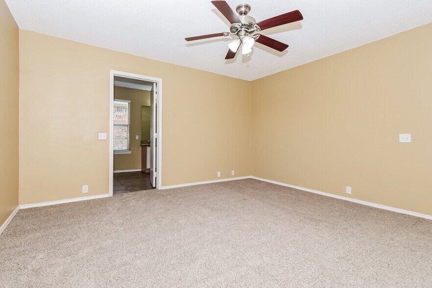 Building Photo - 3304 Creekwood Dr