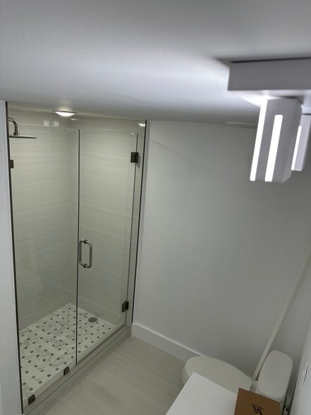 Building Photo - 9367 Fontainebleau Blvd