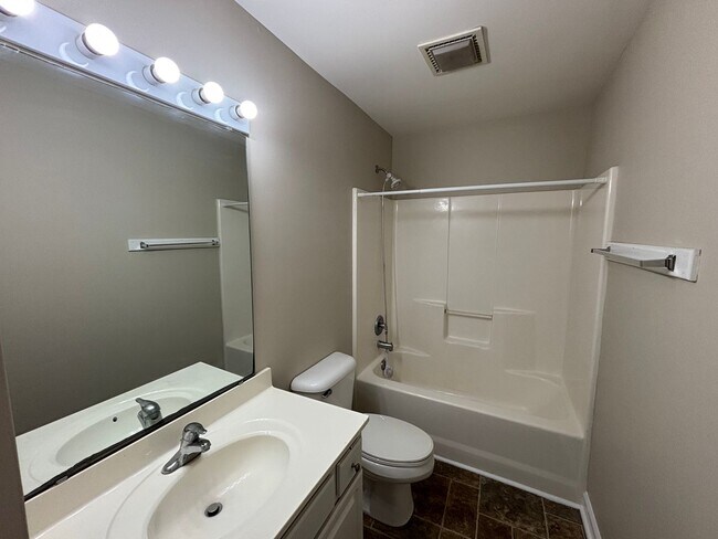 Building Photo - 3 Bed 2.5 Bath Town Home in Carleton Place ~ Students Welcome with Co-Signers!