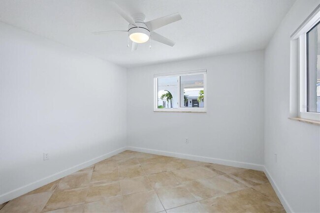 Building Photo - 885 Spanish Dr N