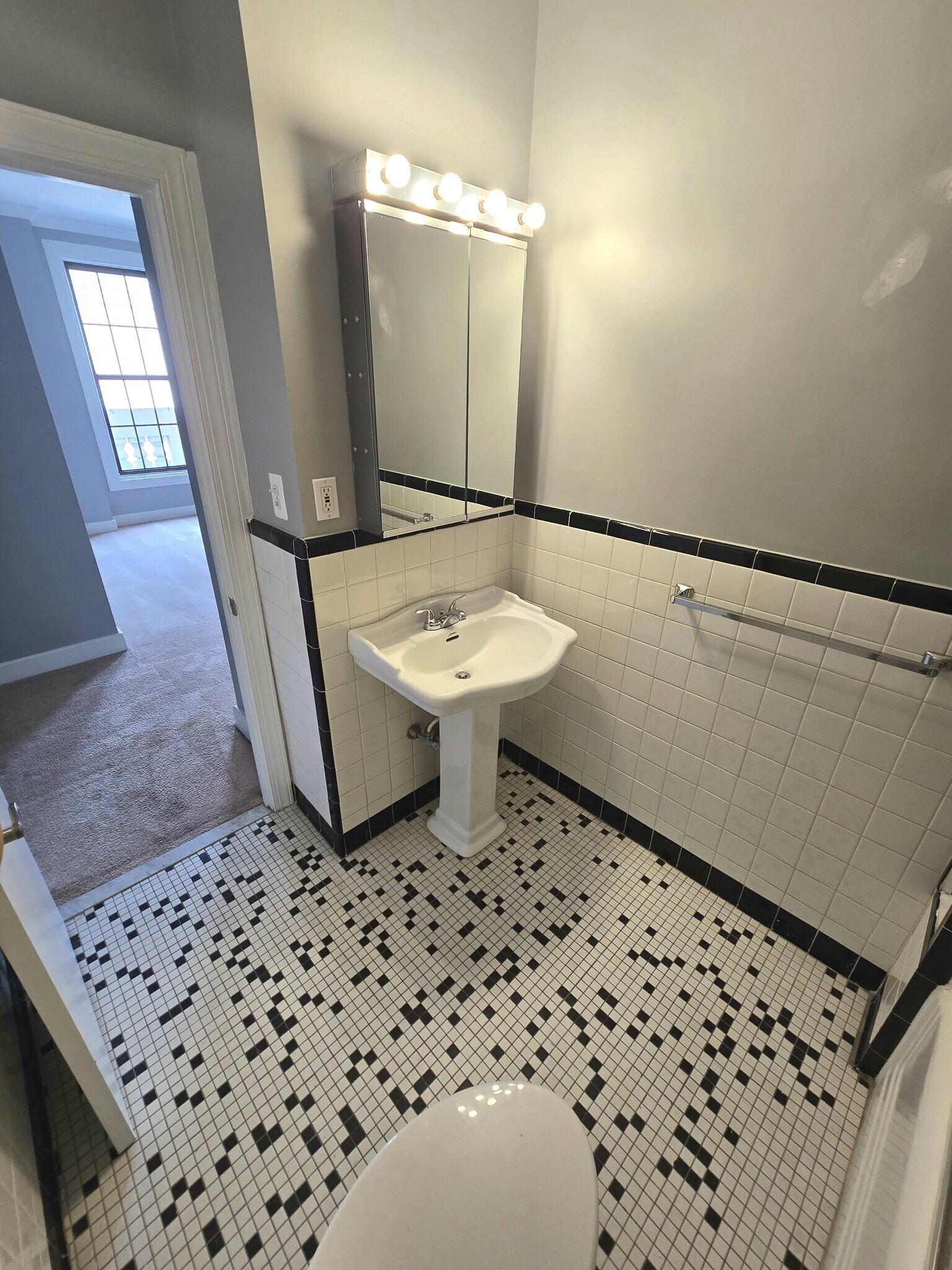 Building Photo - 1 E Chase St